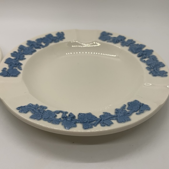 Set of 2 Vintage Wedgewood Etruria Barlaston Queensware embossed ashtrays - Picture 6 of 7